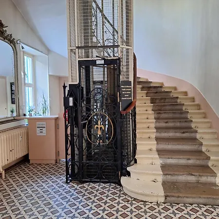 Equipe - Le Beau Site Apartment